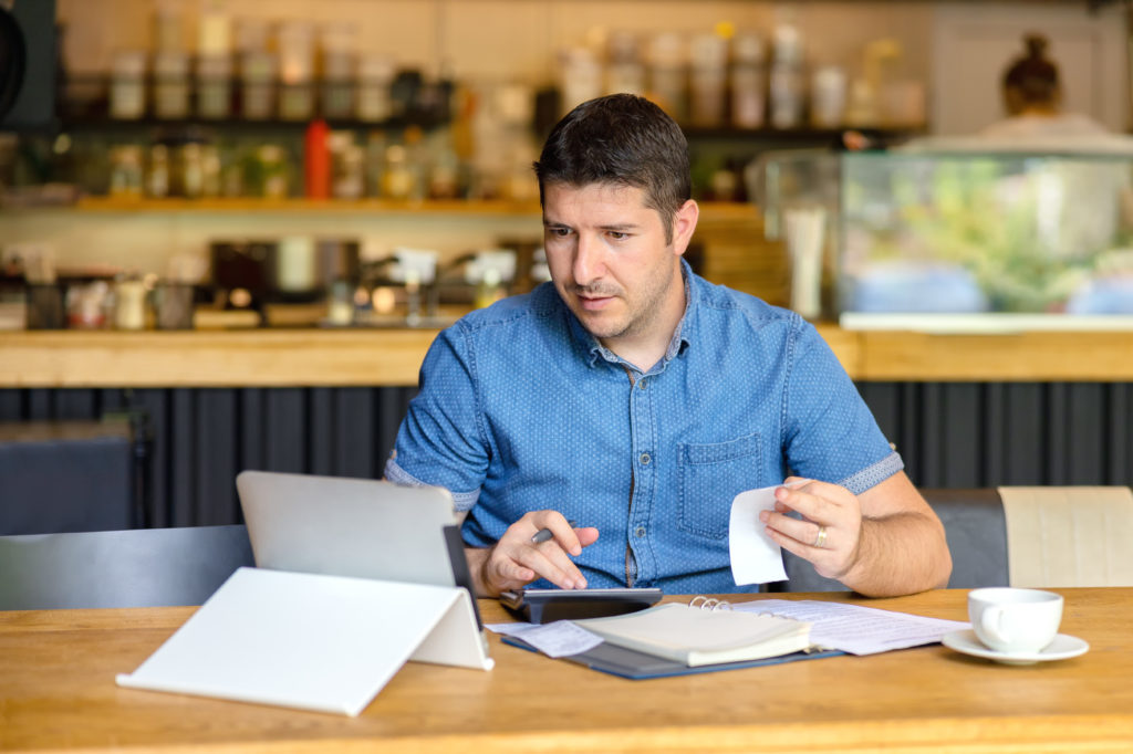 Propietario de restaurante rastreando ventas exentas de impuestos