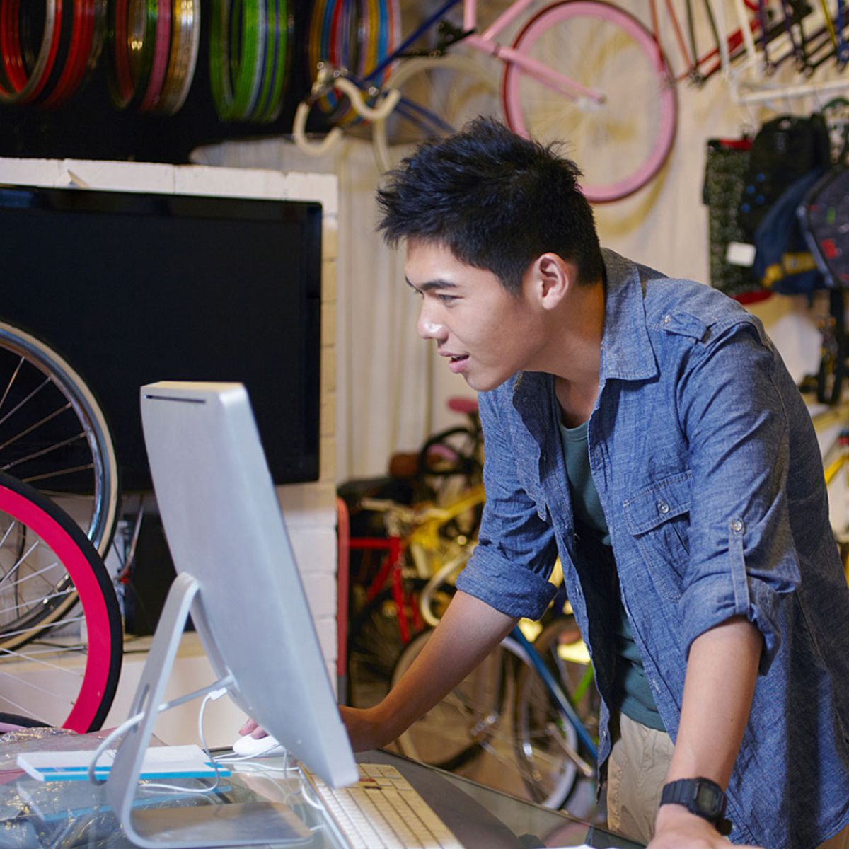 El minorista de la tienda de bicicletas busca características imprescindibles para el sistema POS