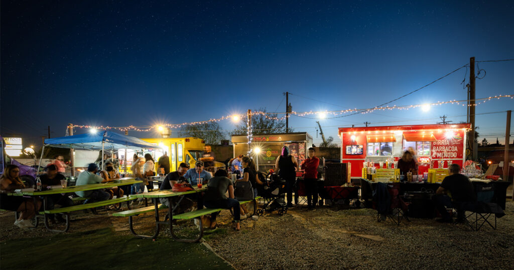 camiones de comida en la noche de texas