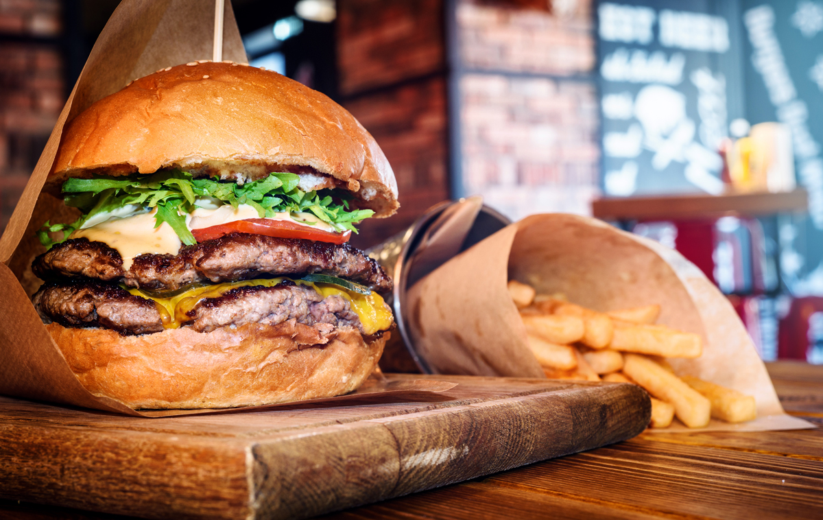 hamburguesa con papas fritas