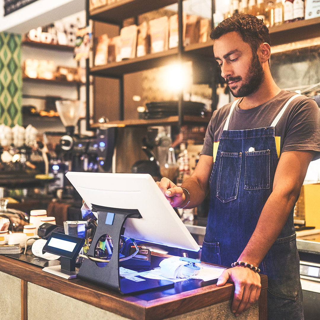 Empleado de restaurante en caja registradora