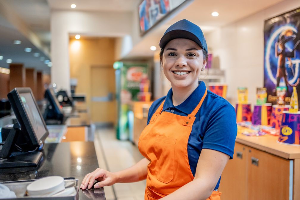 Trabajador del restaurante sonriendo