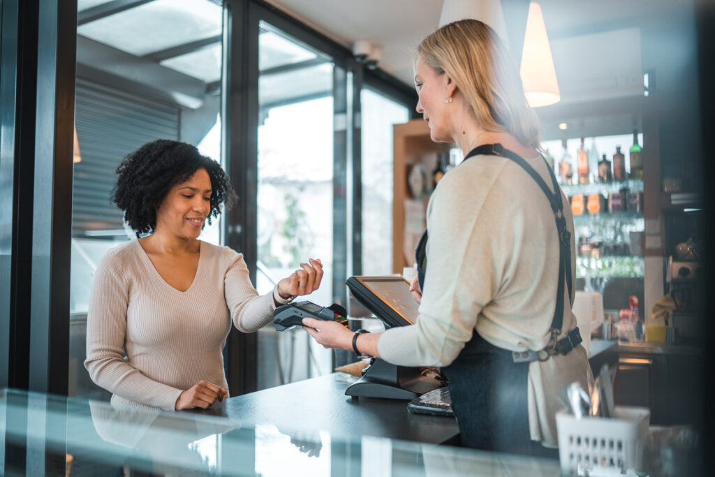 Personal de restaurante servicial que ayuda al cliente a completar la transacción.