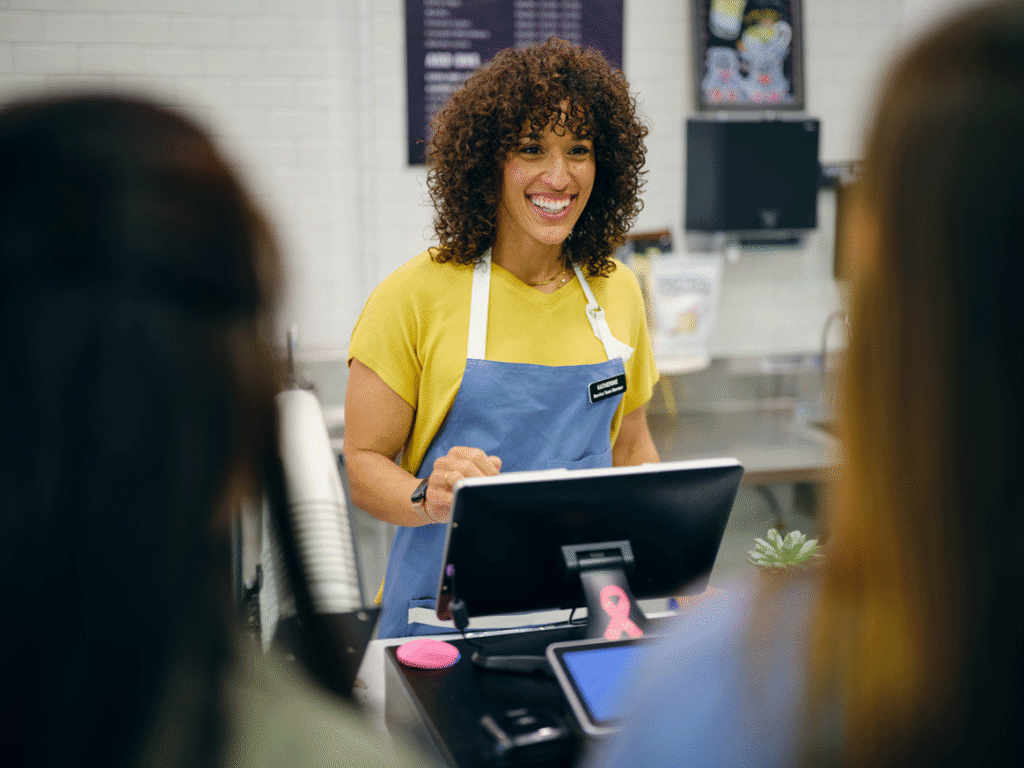 Empleado de restaurante feliz en el punto de venta