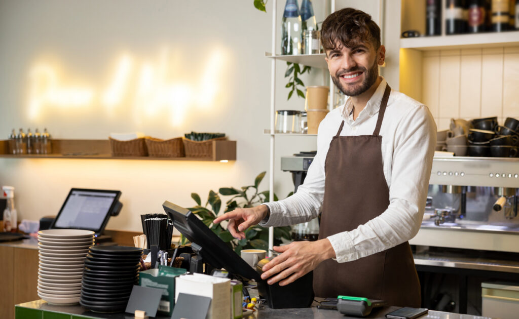 Barista utilizando el sistema POS con confianza